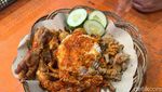 Pedas Gurih! Ini Nasi Oseng Mercon Racikan Cici Cantik di Blok M