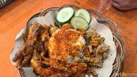 Kami juga memesan sepiring nasi mercon yang dilengkapi 3 macam lauk. Harganya Rp 25.000, dilengkapi ceker, kulit, dan bakso. Rasanya pedas dengan sentuhan asam dari tomat. Foto: Detikcom / Atiqa Rana