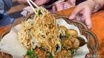 Pedas Gurih! Ini Nasi Oseng Mercon Racikan Cici Cantik di Blok M