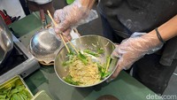 Mie ayamnya diracik dengan bumbu terlebih dahulu barulah diberi topping cincangan ayam mercon. Rasanya gurih dan pedas merconnya lebih kuat, tetapi nikmat. Foto: Detikcom / Atiqa Rana