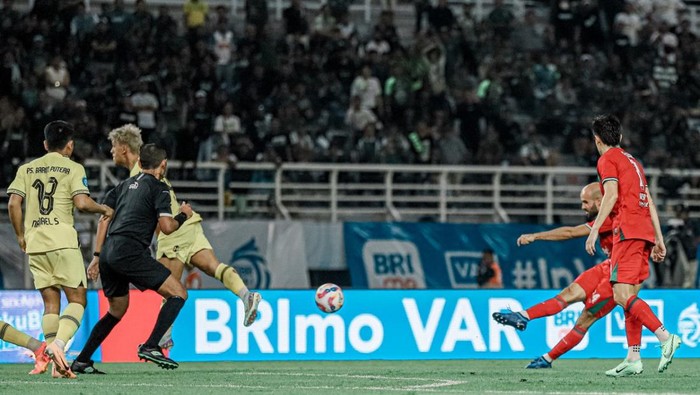 Pemain Persebaya Mohammed Rashid