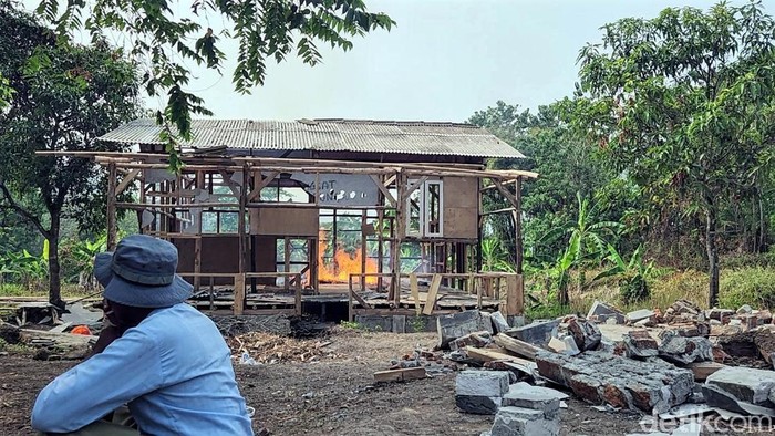 Pembongkaran makam keramat palsu di Sukabumi