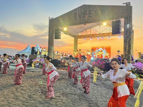 Pembukaan Lovina Festival dimeriahkan oleh pementasan Tari Pendet yang dibawakan secara massal di Pantai Lovina, Buleleng, Jumat (23/8/2024). (Foto: Pemkab Buleleng)