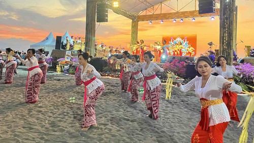 Pembukaan Lovina Festival dimeriahkan oleh pementasan Tari Pendet yang dibawakan secara massal di Pantai Lovina, Buleleng, Jumat (23/8/2024). (Foto: Pemkab Buleleng)
