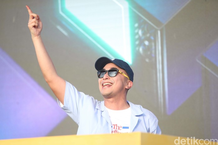 Penampilan DJ Winky Meriahkan RPC Maybank Bali Marathon Musisi Indonesia DJ Winky memeriahkan hari pertama Race Pack Collection di Bali United Center, Kabupaten Gianyar, Bali, Jumat (23/8/2024). DJ Winky berhasil menghibur para runners yang akan mengikuti Maybank Bali Marathon 2024. Grandyos Zafna/detikcom