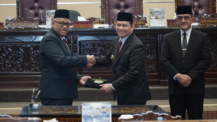 Penandatanganan KUA dan PPAS APBD 2024 di DPRD Sumsel.