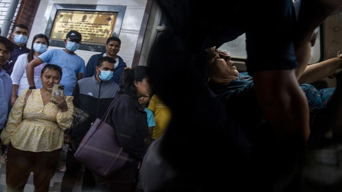 Sebuah bus dengan sedikitnya 40 orang di dalamnya, terjun dari jalan raya di Nepal dan jatuh ke sungai. Sebagian besar penumpang berhasil diselamatkan, tetapi pencarian masih berlangsung untuk menemukan para penumpang lainnya.