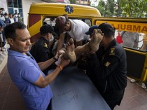 Penumpang Bus Jatuh ke Sungai di Nepal Dievakuasi