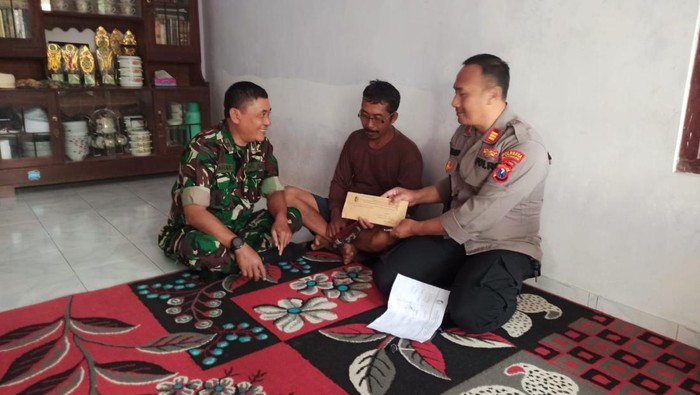 Penyerahan surat penyelesaian konflik di Desa Pakel