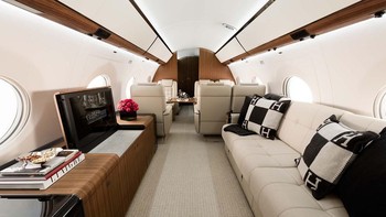 Di bagian tengah bisa di-setting menjadi ruang santai dengan sofa, meja dan smart TV yang bisa dilipat menjadi meja. Foto: Gulfstream