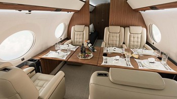 Setingan kursi penumpang bisa dimodifikasi menjadi ruang makan untuk 6 orang. Mewah banget ya. Foto: Gulfstream