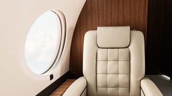 Kursi pesawat yang mewah berlapis kulit yang dikerjakan dengan tangan untuk memastikan kenyamanan penumpangnya. Setiap kursi bisa menjadi tempat tidur. Foto: Gulfstream