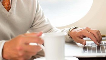 Mau kerja sambil ngopi pun enak. Jendela besar menyediakan cahaya alami. Ada teknologi sirkulasi udara dengan ionisasi, menyediakan udara bersih 100% setiap 2-3 menit. Foto: Gulfstream