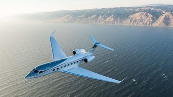Pesawat Gulfstream G650ER dirilis tahun 2014. Pesawat ini adalah versi yang lebih canggih dari G650 standar. Pesawat ini sanggup terbang lintas benua, rekornya adalah terbang nonstop dari Singapura ke Tucson, Arizona, Amerika Serikat. Foto: Gulfstream