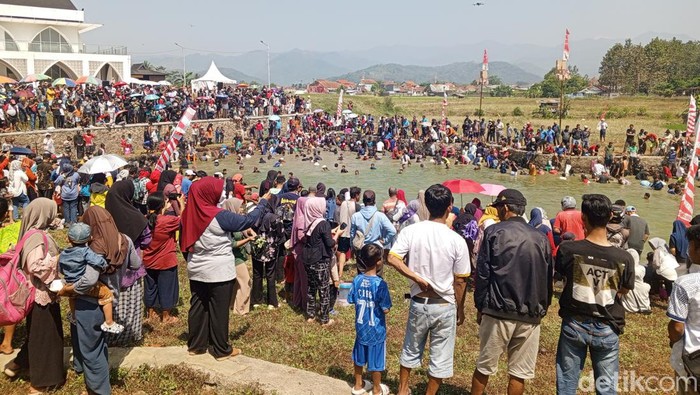 Pesta rakyat Ngagogo ikan di Pusat Pemerintahan Sumedang (PPS) Sabtu.