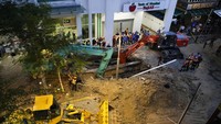 Departemen pemadam kebakaran dan penyelamatan Kuala Lumpur, yang menerima panggilan darurat pada Jumat pagi, mengatakan wanita itu diyakini sebagai warga negara India.