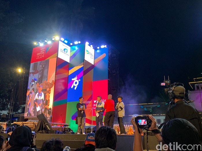 Pj Gubernur Jabar Bey Machmudin resmi menutup rangkaian West Java Festival 2024. Pj Gubernur Jabar Bey Machmudin resmi menutup rangkaian West Java Festival 2024.