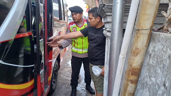 Polisi tengah memeriksa TKP pembacokan sopir elf di Garut.