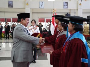 Momen Prabowo Terharu Dengar Pidato Kelulusan Wisudawati Unhan Atambua NTT