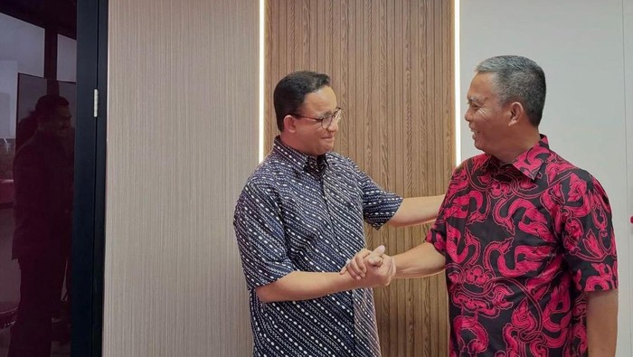 Prasetyo Edi salami dan peluk Anies di DPD PDIP Jakarta