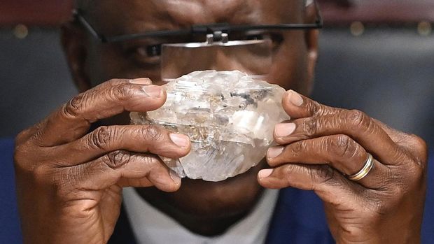 Presiden Botswana Mokgweetsi Masisi memegang berlian seberat 2.492 karat yang digali di salah satu tambangnya dan akan dipamerkan pada Kamis, 22 Agustus 2024, di Gaborone. (AP Photo)