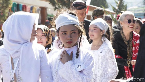 Prosesi ruwatan cukur rambut gimbal di Dieng Culture Festival tahun 2024, Sabtu (24/8/2024).