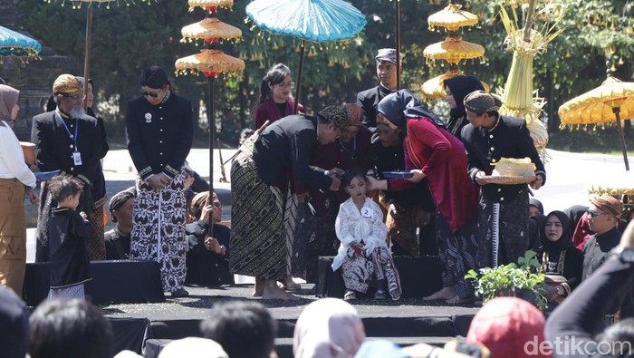 Prosesi ruwatan cukur rambut gimbal di Dieng Culture Festival tahun 2024, Sabtu (24/8/2024).
