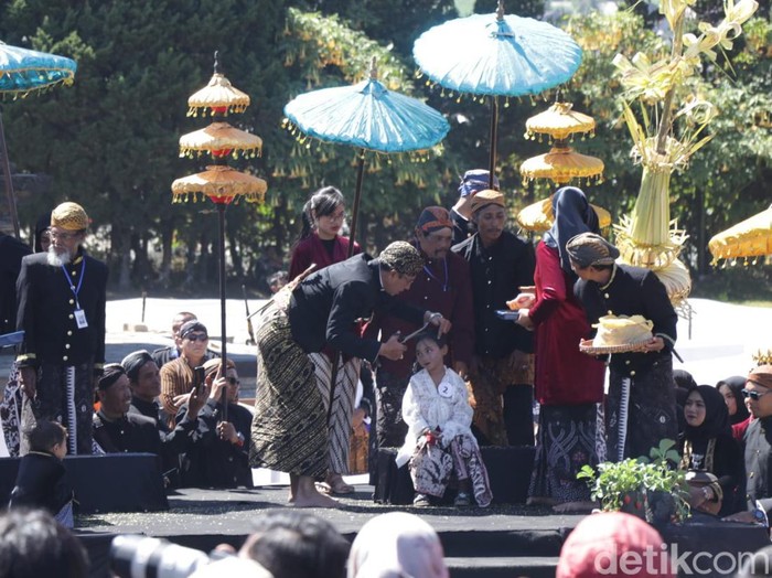 Prosesi ruwatan cukur rambut gimbal di Dieng Culture Festival tahun 2024, Sabtu (24/8/2024).