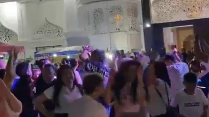 Remaja joget di depan Masjid Agung Sengkang, Kabupaten Wajo, Sulawesi Selatan.