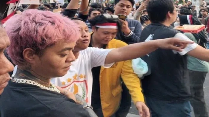Reza Arap turun ke jalan, membagikan logistik makanan Jepang untuk para demonstran di depan kantor KPU RI. Aksinya banjir pujian dari netter.