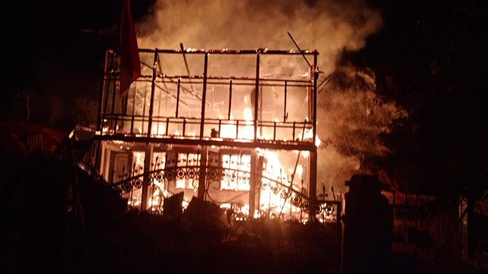 Rumah panggung di Ogan Ilir (OI) ludes terbakar dan kerugiannya ditaksir mencapai ratusan juta Rupiah. Dugaan sementara, api berasal dari korsleting listrik.