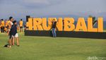 Runners Serbu Race Village Maybank Bali Marathon 2024