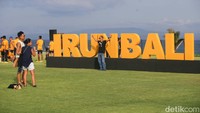 Venue tersebut terasa makin menyenangkan karena berlokasi di pinggir pantai. 