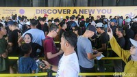 Sejumlah runners yang mengikuti Maybank Bali Marathon 2024 memadati Race Village yang berlokasi di Bali United Training Centre, Kabupaten Gianyar, Bali, Sabtu (24/8/2024).
