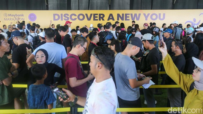 Runners Serbu Race Village Maybank Bali Marathon Sejumlah runners yang mengikuti Maybank Bali Marathon 2024 memadati Race Village yang berlokasi di Bali United Training Centre, Kabupaten Gianyar, Bali. Ini potretnya.