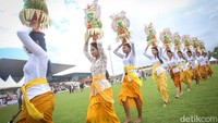 Meskipun para pengunjung tidak bisa mengakses langsung ke pantai, namun mereka bisa melakukan berbagai aktivitas lain sembari menatap pemandangan pantai yang indah, serta menikmati sapuan angin yang sepoi-sepoi.