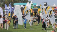 Para peserta juga mengambil race pack collection dan nomor dada di sana. Setelah mengambil dua hal penting tersebut, mereka bisa lanjut bergembira di Maybank Marathon Race Village.