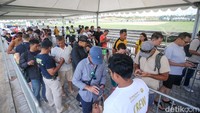 Para runners memadati Race Village untuk menukarkan Race Pack dan juga menikmati fasilitas yang ada di Race Village. 