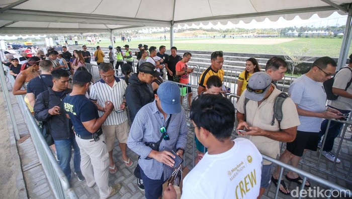 Runners Serbu Race Village Maybank Bali Marathon Sejumlah runners yang mengikuti Maybank Bali Marathon 2024 memadati Race Village yang berlokasi di Bali United Training Centre, Kabupaten Gianyar, Bali. Ini potretnya.