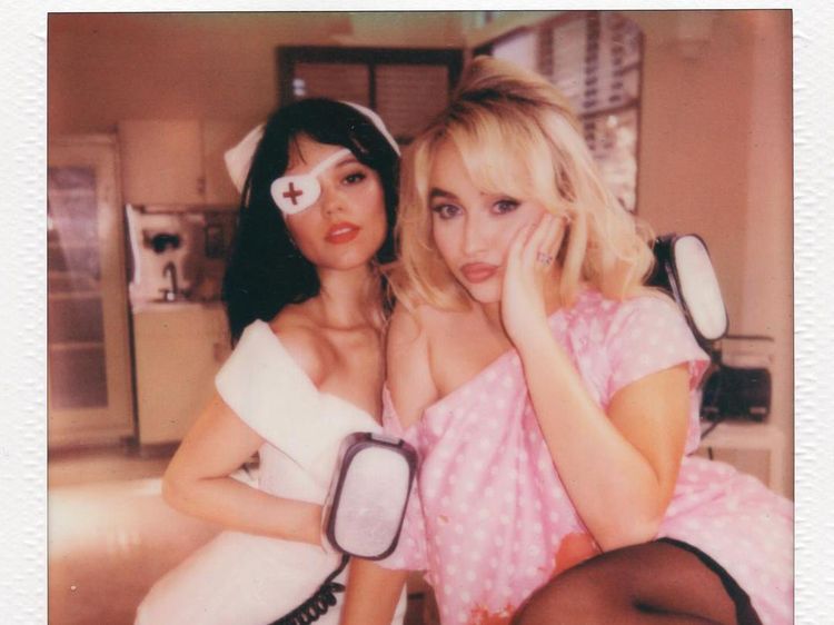 Sabrina Carpenter dan Jenna Ortega Berdarah-darah