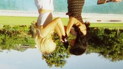 Sabrina Carpenter dan Jenna Ortega Berdarah-darah