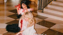 Sabrina Carpenter dan Jenna Ortega Berdarah-darah