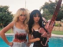 Sabrina Carpenter dan Jenna Ortega Adu Sadis di MV Taste Sabrina Carpenter dan Jenna Ortega Adu Sadis di MV Taste