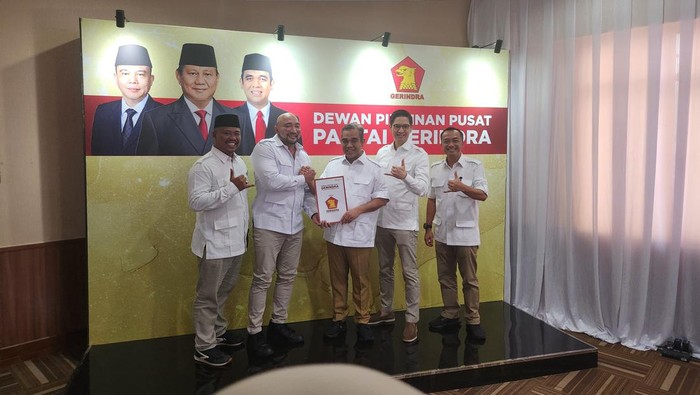 Sekjen Gerindra Ahmad Muzani menyerahkan rekomendasi kepada Ketua DPD Gerindra Made Muliawan Arya sebagai calon gubernur Bali di kantor DPP Gerindra, Jakarta, Jumat (23/8/2024). (Foto: Dok. DPD Gerindra Bali)