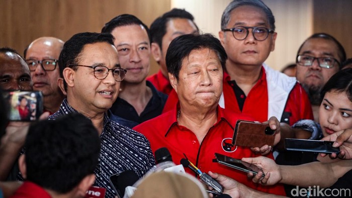 Gubernur Jakarta 2017-2022 Anies Baswedan menyambangi kantor DPD PDIP Jakarta siang ini. Anies semringah usai bertemu pengurus PDIP Jakarta jelang Pilkada Jakarta 2024.
