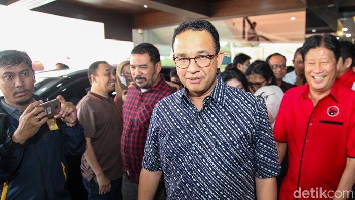 Gubernur Jakarta 2017-2022 Anies Baswedan menyambangi kantor DPD PDIP Jakarta siang ini. Anies semringah usai bertemu pengurus PDIP Jakarta jelang Pilkada Jakarta 2024.