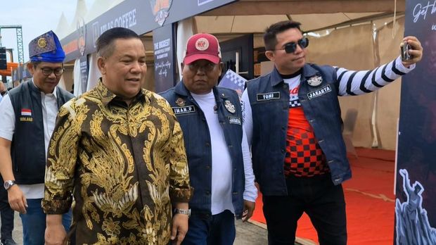 SF Hariyanto saat cek pengobatan dan sunnat massal di Pekanbaru. (Istimewa)