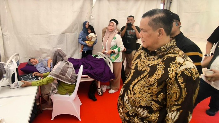 SF Hariyanto saat cek pengobatan dan sunnat massal di Pekanbaru. (Istimewa)