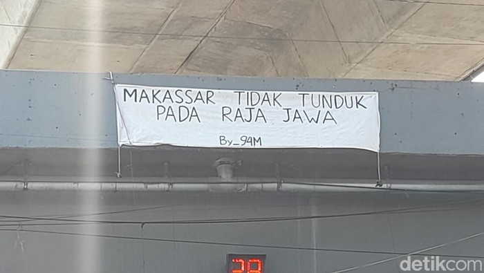 Spanduk dengan narasi Makassar Tidak Tunduk Pada Raja Jawa terpasang di fly over.