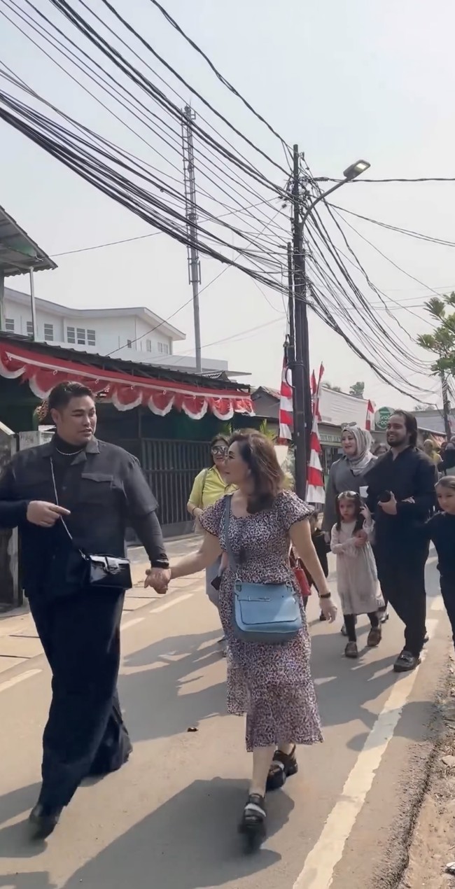 Tak hanya Ivan Gunawan, rupanya Tasyi juga mengajak serta para sahabat sang bunda. Sayangnya kembaran Tasyi, Tasya Farasya, justru tak terlihat hadir untuk bersama-sama memberikan kejutan untuk ibunya yang sedang berulang tahun. Hal itu membuat beberapa netizen menduga jika Tasya dan Tasyi mungkin belum akur kembali setelah sempat terlibat cekcok. Foto: Instagram/@tasyiiathasyia